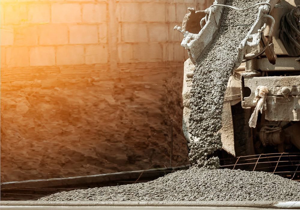 รถปูนจากบริษัทจำหน่ายคอนกรีตผสมเสร็จ กำลังเทปูนลงพื้น