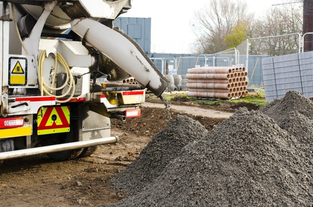 รถขนปูนจากบริษัทจำหน่ายคอนกรีตผสมเสร็จ มาเทที่หน้างาน