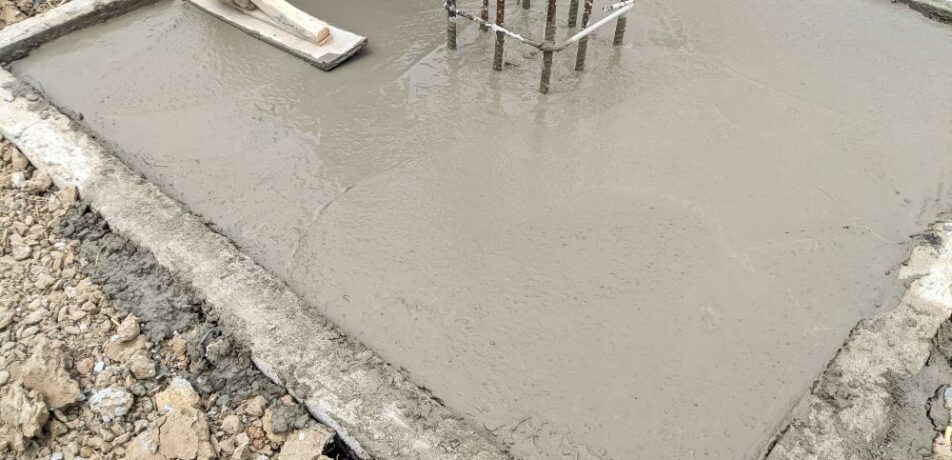 ช่างกำลังทำการเทฟุตติ้ง ซึ่งคือฐานรากของอาคาร